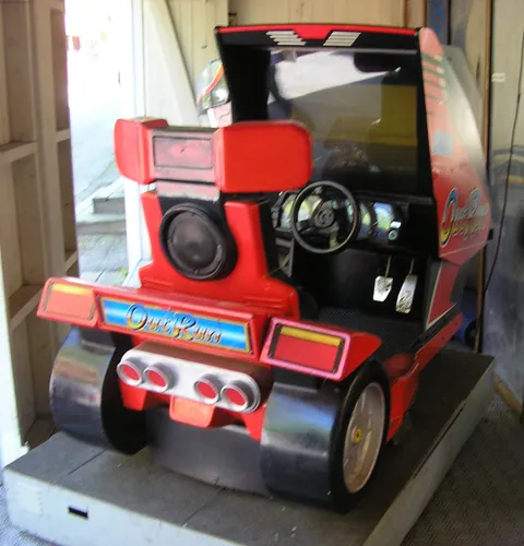 Cabina roja Out Run con volante y asiento