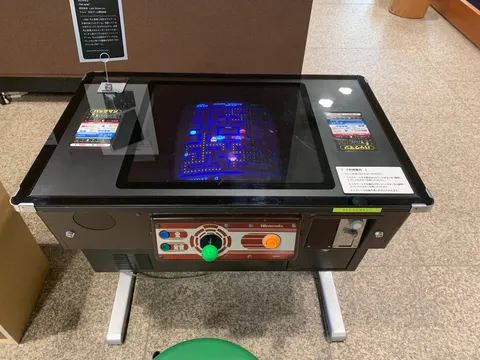 Pac-Man en formato mesa, fotografiado en el Museo de la Ciudad de Nagoya.